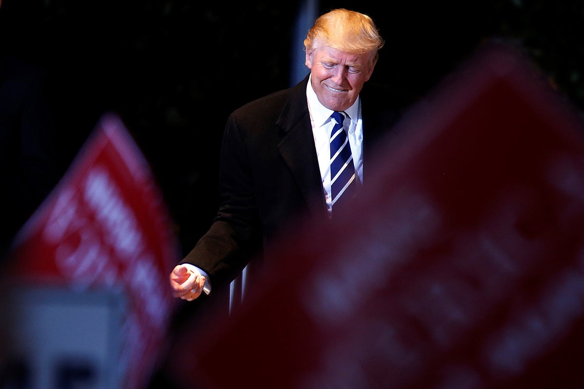 Trump critica a Obama por invertir su semana en hacer campaña para Clinton Trump critica a Obama por invertir su semana en hacer campaña para Clinton