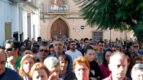 LOS VECINOS DE CHELLA (VALENCIA) GUARDAN TRES MINUTOS DE SILENCIO EN REPULSA POR EL SUCESO