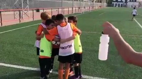 El Patacona CF parodia el botellazo a Neymar El Patacona CF parodia el botellazo a Neymar