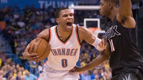 Westbrook intenta entrar a canasta ante la defensa de Knight Westbrook intenta entrar a canasta ante la defensa de Knight