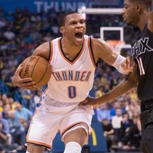Westbrook intenta entrar a canasta ante la defensa de Knight Westbrook intenta entrar a canasta ante la defensa de Knight