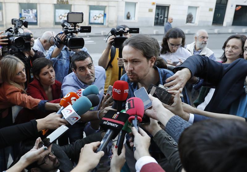 Pablo Iglesias se acerca a saludar a los manifestantes de 'Rodea al Congreso' en los alrededores de la cámara Pablo Iglesias se acerca a saludar a los manifestantes de 'Rodea al Congreso' en los alrededores de la cámara