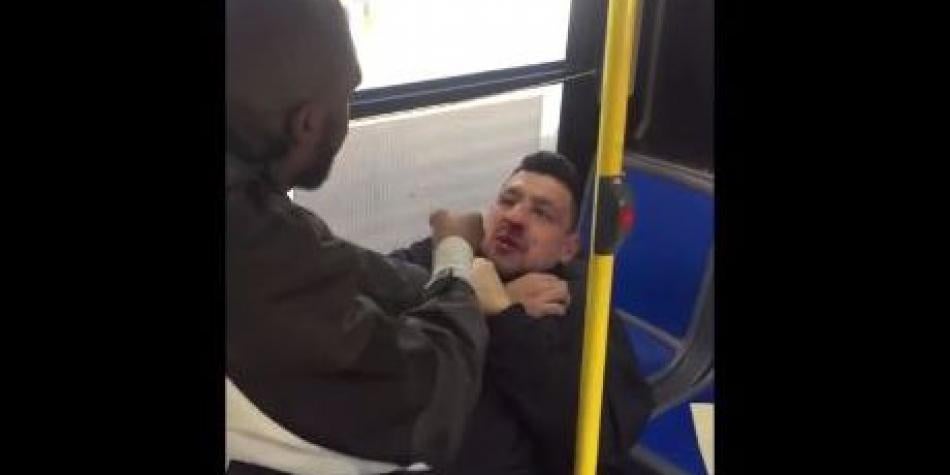 Un hombre defiende a una joven de un acosador en un autobús de Nueva York Un hombre defiende a una joven de un acosador en un autobús de Nueva York