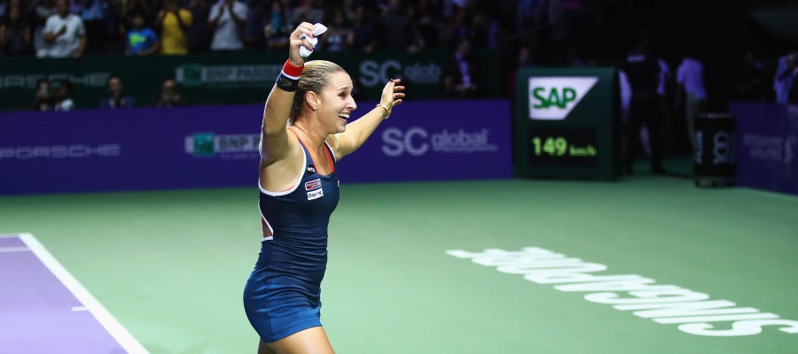 Cibulkova, celebrando la victoria en el Masters Cibulkova, celebrando la victoria en el Masters