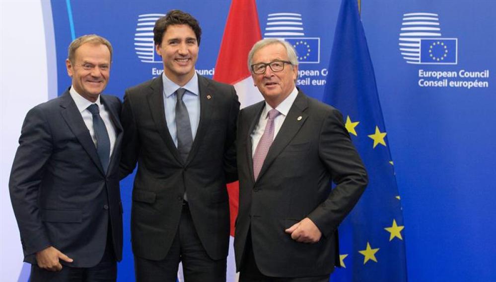 El primer ministro canadiense, Justin Trudeau, el presidente de la CE, Juncker, y el presidente del CE Donald Tusk