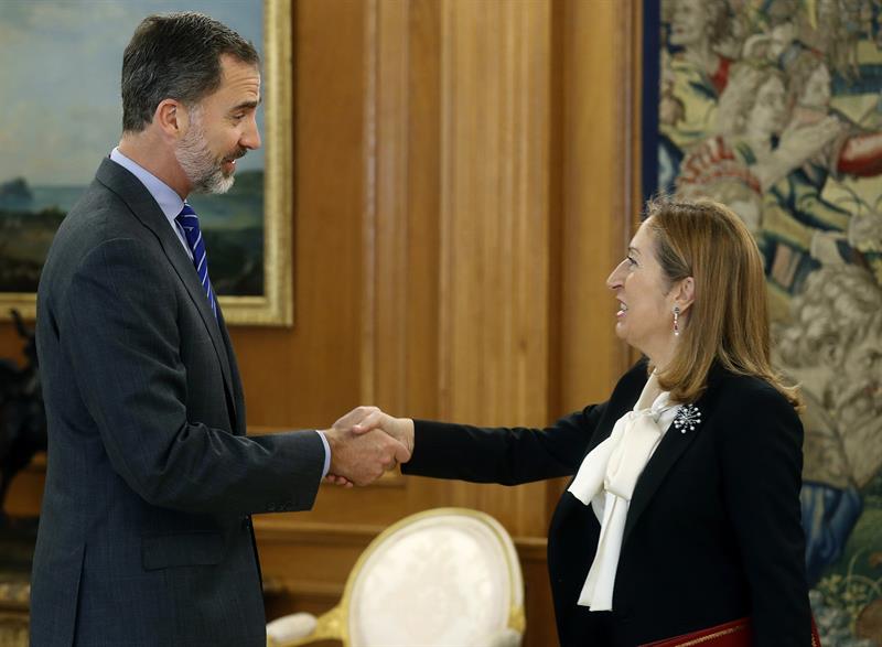 Pastor comunica la investidura de Rajoy al Rey, que firma su nombramiento Pastor comunica la investidura de Rajoy al Rey, que firma su nombramiento