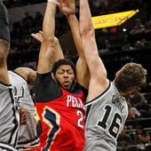 Pau Gasol intenta detener a Anthony Davis Pau Gasol intenta detener a Anthony Davis