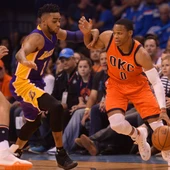 Westbrook conduce el balón en el partido contra los Lakers Westbrook conduce el balón en el partido contra los Lakers