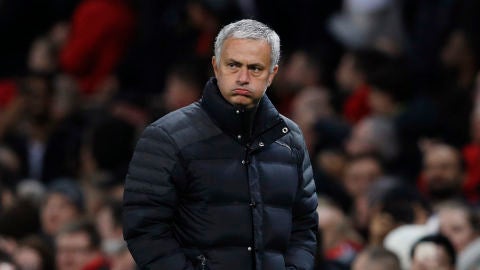 Mourinho se lamenta en la banda durante un partido con el United