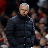 Mourinho se lamenta en la banda durante un partido con el United
