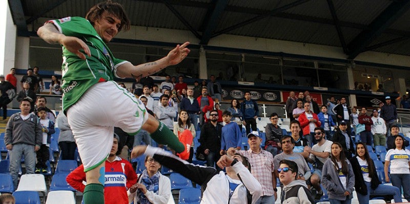 Detienen a un jugador en Chile por agredir a un aficionado del equipo rival Detienen a un jugador en Chile por agredir a un aficionado del equipo rival