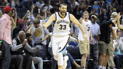 Marc Gasol celebra un triple decisivo con los Grizzlies