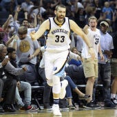 Marc Gasol celebra un triple decisivo con los Grizzlies