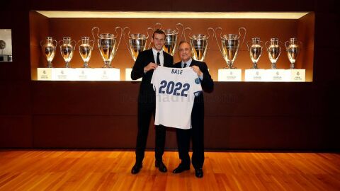 Gareth Bale y Florentino P&eacute;rez posan sonrientes tras la renovaci&oacute;n del gal&eacute;s