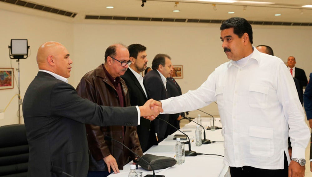Nicolas Maduro con el secretario de la coalición opositora Mesa de la Unidad Democrática (MUD), Jesús Torrealba