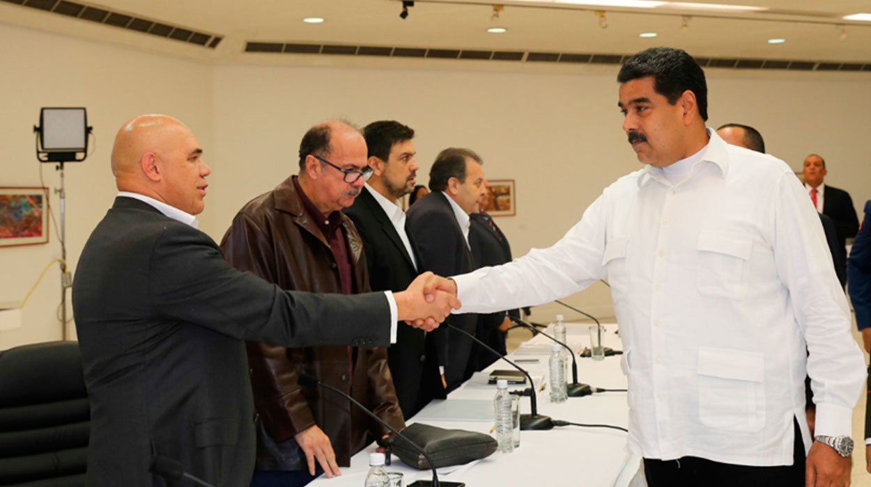 El Gobierno de Venezuela y la oposición se sientan finalmente a negociar sin el partido de López El Gobierno de Venezuela y la oposición se sientan finalmente a negociar sin el partido de López
