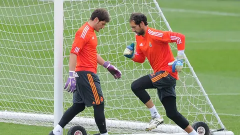 Casillas y Diego López, en su época en el Real Madrid Casillas y Diego López, en su época en el Real Madrid
