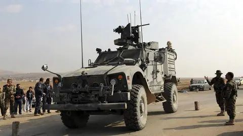 Miembros de las fuerzas iraquíes "peshmergas" llegan a un puesto de control cerca de Mosul Miembros de las fuerzas iraquíes "peshmergas" llegan a un puesto de control cerca de Mosul