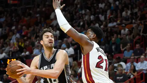 Pau Gasol intenta anotar en la pintura ante la defensa de Whiteside Pau Gasol intenta anotar en la pintura ante la defensa de Whiteside