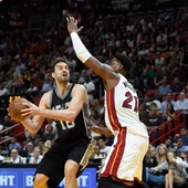 Pau Gasol intenta anotar en la pintura ante la defensa de Whiteside Pau Gasol intenta anotar en la pintura ante la defensa de Whiteside