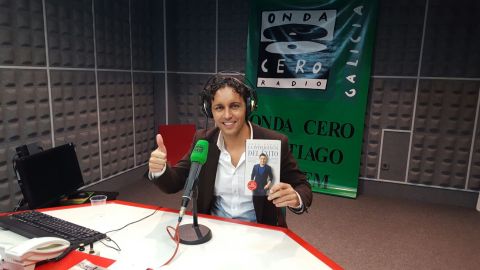 O galego viaxeiro Anxo P&eacute;rez co seu &uacute;ltimo libro "La inteligencia del &eacute;xito"