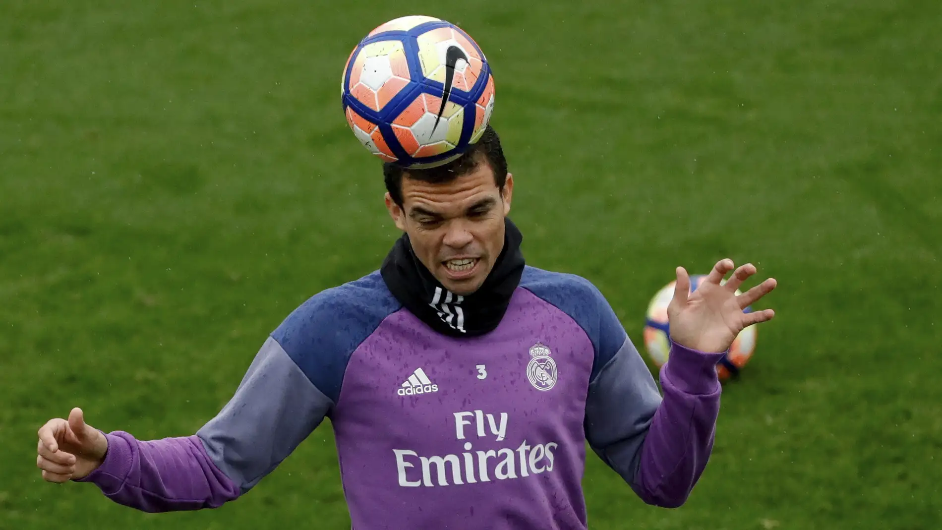 Pepe cabecea el balón durante un entrenamiento con el Madrid