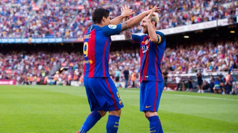 Messi y Luis Su&aacute;rez celebran un gol con el Bar&ccedil;a