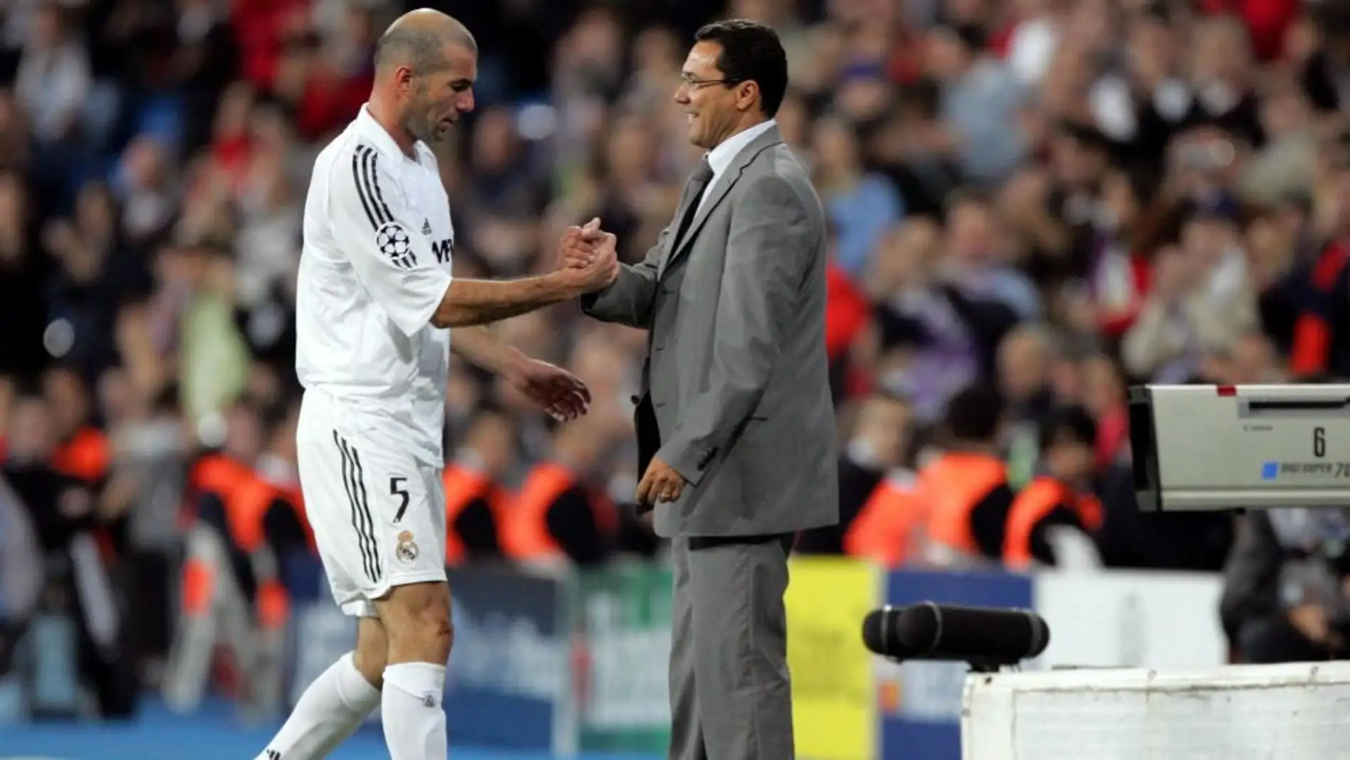 Luxemburgo cambiando a Zidane en un partido del Real Madrid