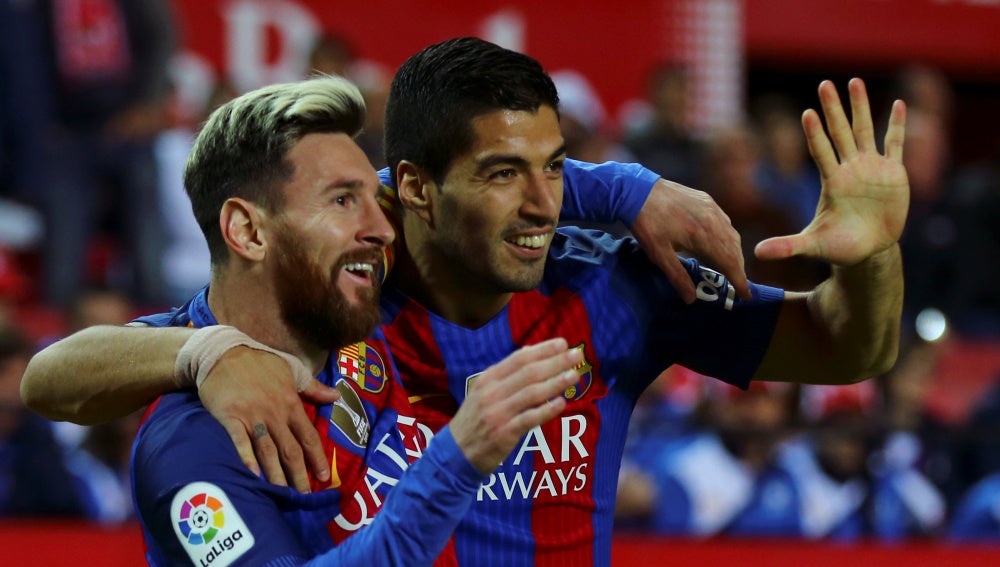 Messi y Luis Suárez celebran un gol con el Barcelona