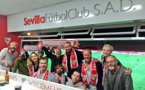 El elenco de Juego de Tronos apoya al Sevilla en su partido contra el Barça El elenco de Juego de Tronos apoya al Sevilla en su partido contra el Barça