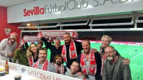 El elenco de Juego de Tronos disfruta del Sevilla-Bar&ccedil;a 
