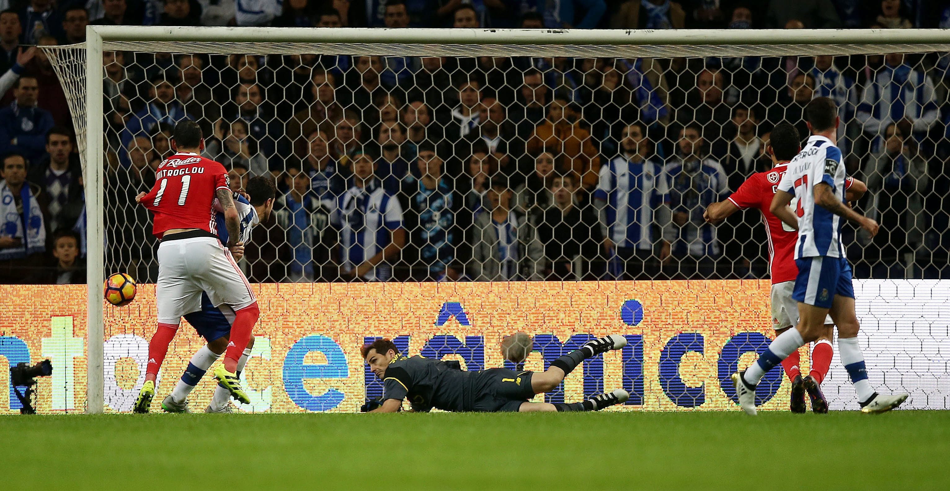 Lisandro da el empate al Benfica ante el Oporto de Casillas en el minuto 93 Lisandro da el empate al Benfica ante el Oporto de Casillas en el minuto 93