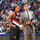 El hombre del partido, CJ McCollum, junto a al entrenador de los Trail Blazers, Terry Stotts