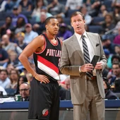 El hombre del partido, CJ McCollum, junto a al entrenador de los Trail Blazers, Terry Stotts El hombre del partido, CJ McCollum, junto a al entrenador de los Trail Blazers, Terry Stotts
