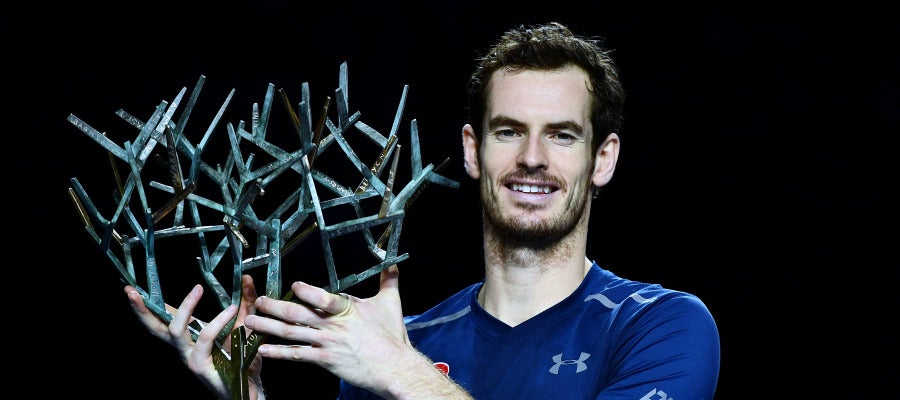 Andy Murray posa con el trofeo del Masters 1000 de París-Bercy Andy Murray posa con el trofeo del Masters 1000 de París-Bercy