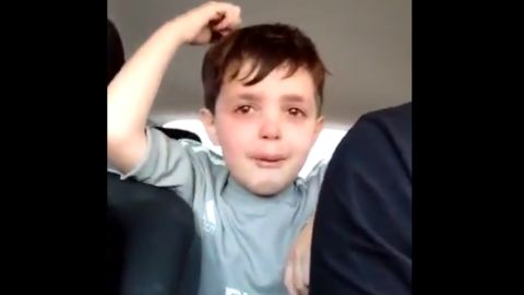 Ni&ntilde;o que llora porque no quiere ser portero