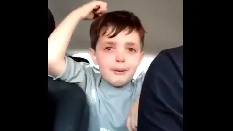 Niño que llora porque no quiere ser portero Niño que llora porque no quiere ser portero