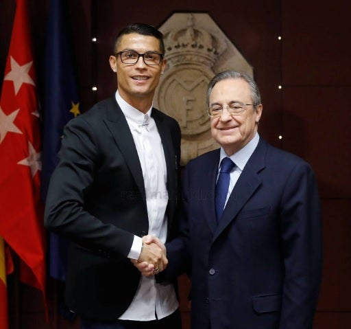 Las preguntas de Amón: ¿No os parece que la renovación de Cristiano Ronaldo hasta 2021 llega justo cuando era el mejor momento para venderlo? Las preguntas de Amón: ¿No os parece que la renovación de Cristiano Ronaldo hasta 2021 llega justo cuando era el mejor momento para venderlo?