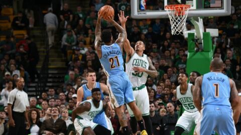 Chandler lanza a canasta ante los Celtics