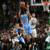 Chandler lanza a canasta ante los Celtics