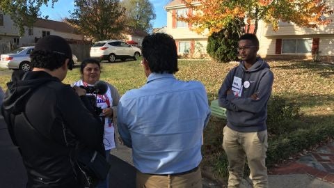 Voluntarios latinos pidiendo el voto para Hillary en Manassas (Virginia)