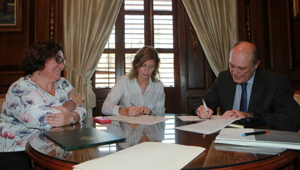 La alcaldesa de Castellón, Amparo Marco, acompañada de la vicealcaldesa y responsable de Vivienda, Ali Brancal, firma con Caixabanc una operación de tesorería.
