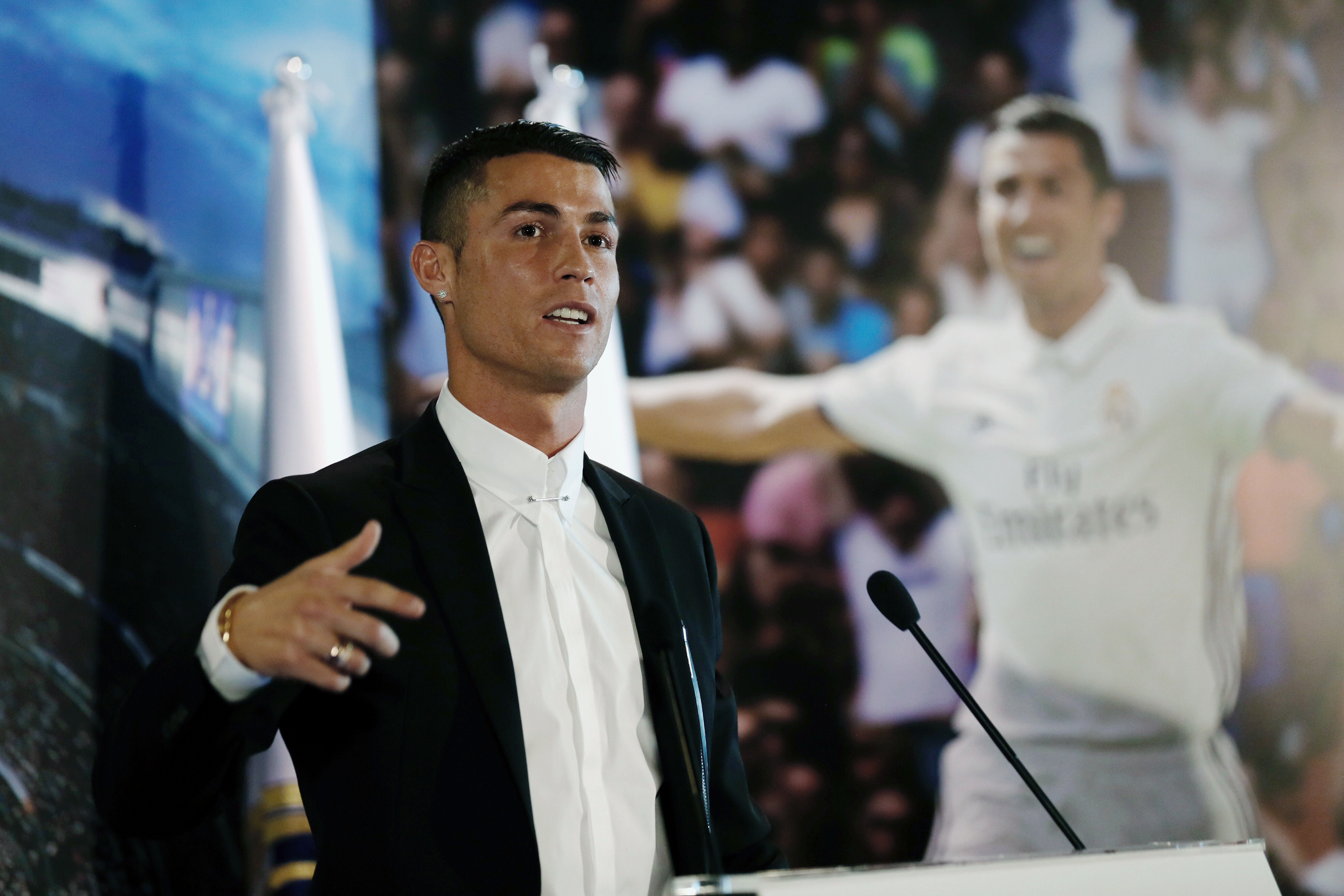 Cristiano firma su renovación hasta 2021: "No es mi último contrato, quiero jugar hasta los 41 años" Cristiano firma su renovación hasta 2021: "No es mi último contrato, quiero jugar hasta los 41 años"