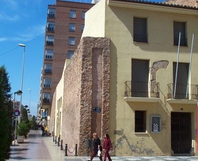 Patrimoni estudia ubicar l'antic arc medieval de les Dominiques davant de l'Arxiu. Patrimoni estudia ubicar l'antic arc medieval de les Dominiques davant de l'Arxiu.