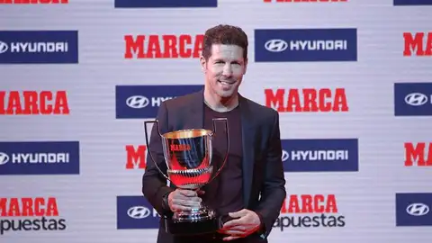 Simeone, recibe el Premio al Mejor entrenador. Simeone, recibe el Premio al Mejor entrenador.