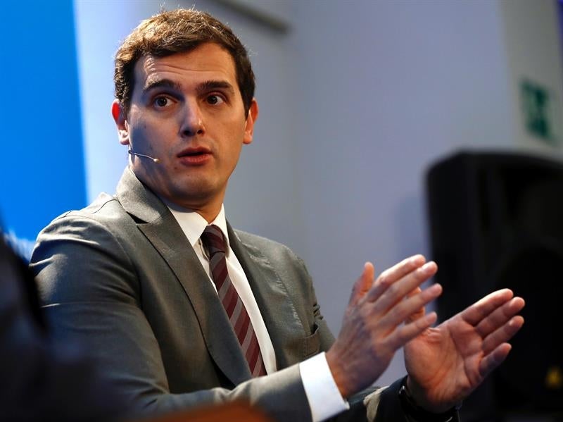 Rivera pide a PP y Podemos dejar el inmovilismo para que España avance en las reformas que necesita Rivera pide a PP y Podemos dejar el inmovilismo para que España avance en las reformas que necesita