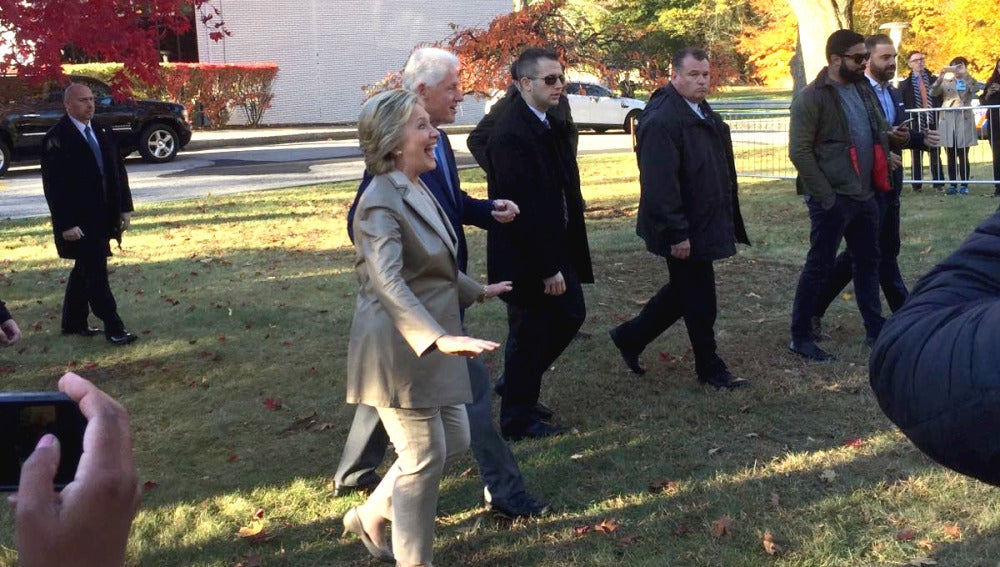 Hillary Clinton, acompañada por su marido, a su llegada al colegio electoral para votar