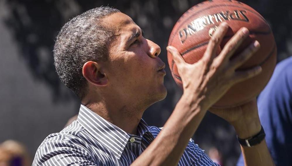 Obama jugando al baloncesto