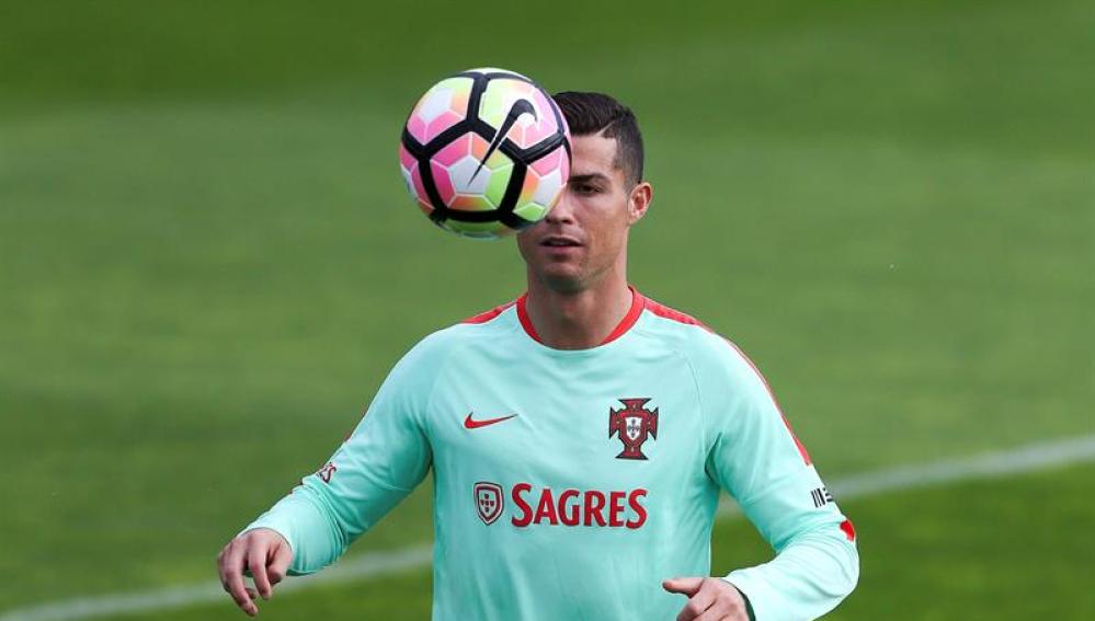 No pretencioso perdonado Síguenos Cristiano Ronaldo firma un contrato vitalicio con Nike | Onda Cero Radio