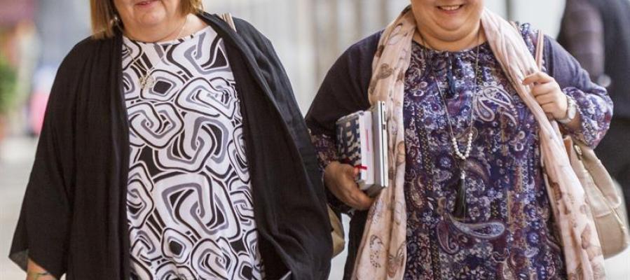 La ex presidenta del Parlamento balear, Xelo Huertas, acompañada por la ex diputada de Podemos, Montse Seijas, a su llegada al Parlamento La ex presidenta del Parlamento balear, Xelo Huertas, acompañada por la ex diputada de Podemos, Montse Seijas, a su llegada al Parlamento